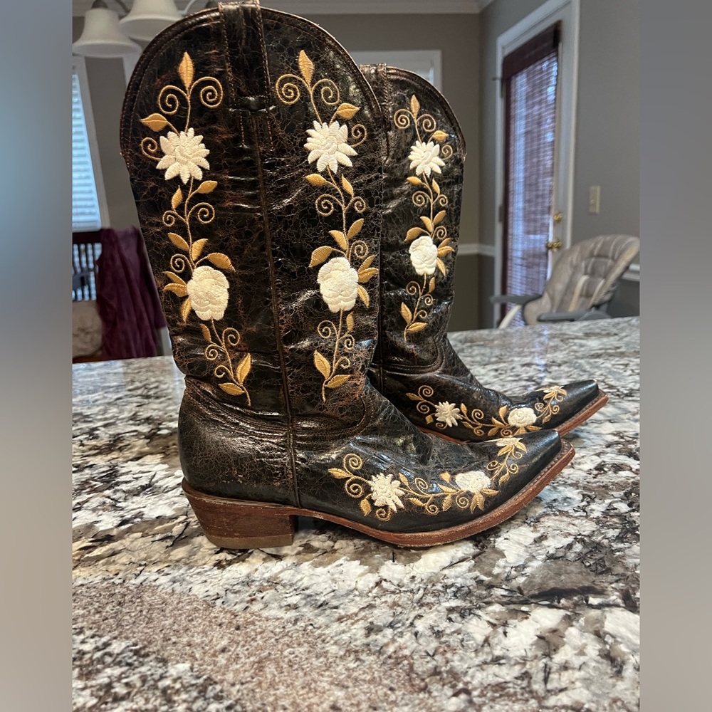 Women’s Corral Floral Embroidered Cowgirl Boots Size 8
